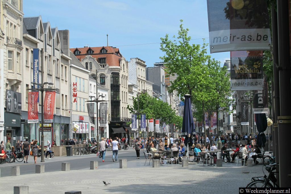 De langste winkelstraat van Antwerpen is de Meir.Tips: Winkelen in de winkelstraat Meir.